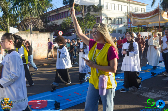 Fieis em Cornelio Procopio - Procissao de Corpus Christi - Foto 37