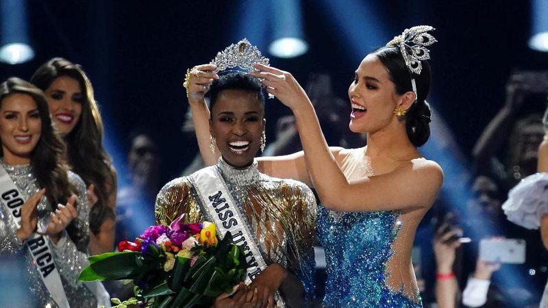 Africana é eleita a mulher mais bonita do mundo e leva a coroa do Miss Universo 2019
