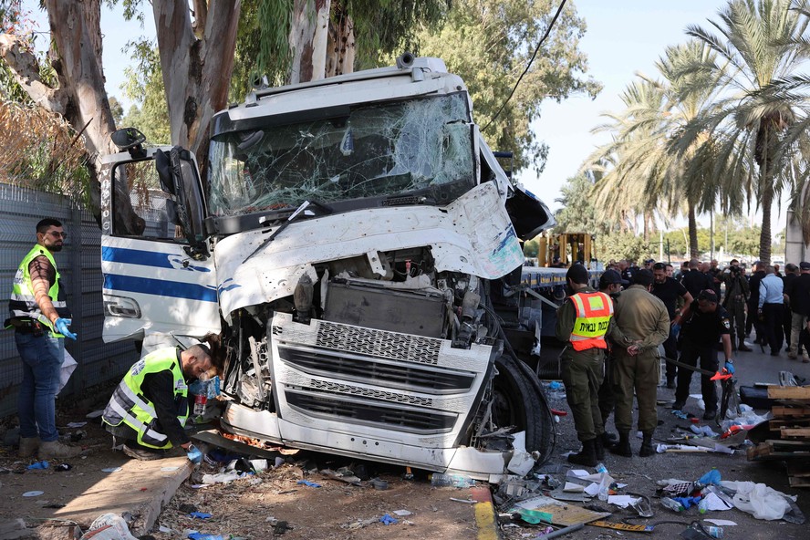 Caminhão atropela pelo menos 35 pessoas em Israel